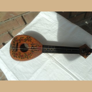 piccolo strumento musicale a forma di mandolino con pittura originale